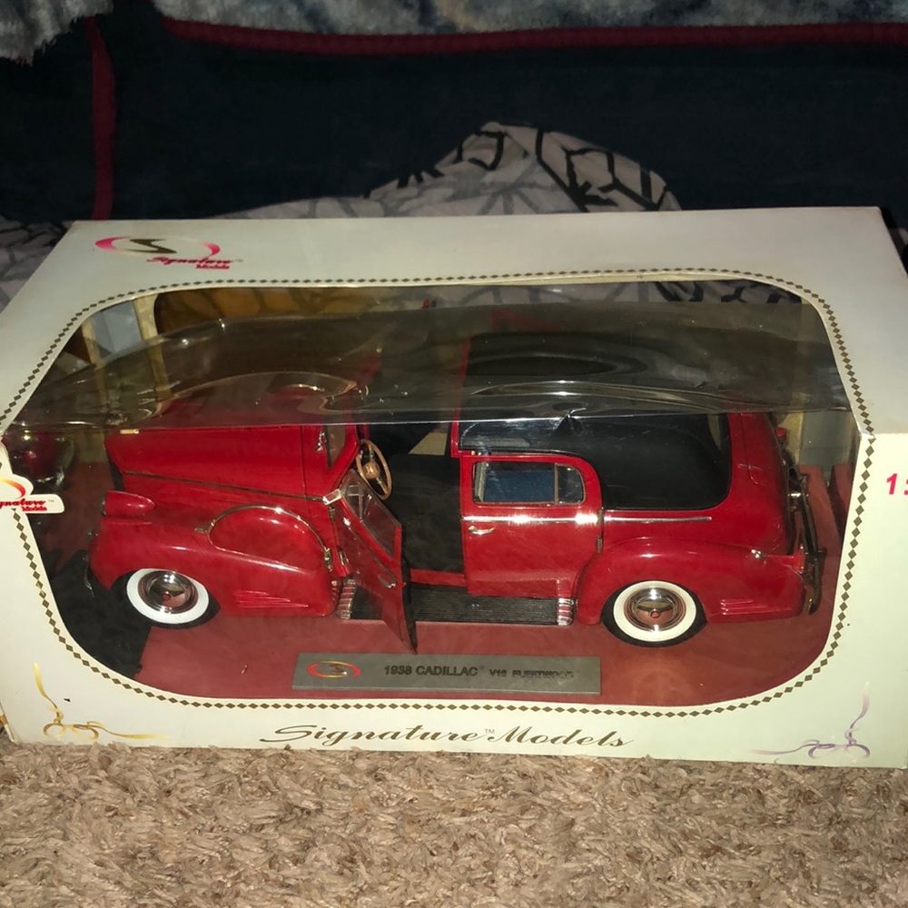 Signature Series 1938 Cadillac V16 Fleetwood 1/18 scale diecast